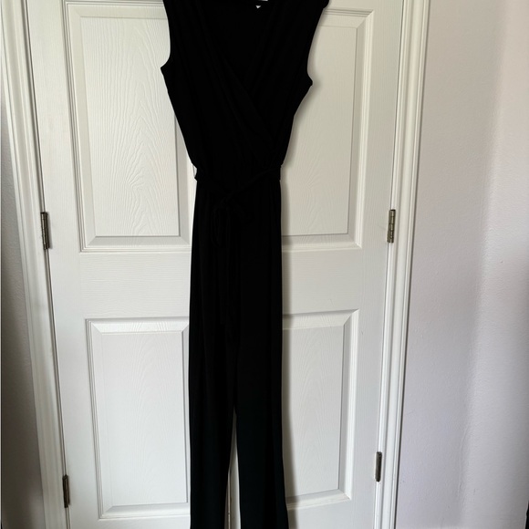 NWT Annalee + Hope Jumpsuit black Sleeveless Faux Wrap V Neck Sz L - Picture 3 of 7